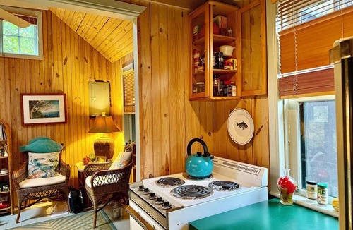 The Pines Cottage | Charming Cottage Club, Steps to Beach & Shops, Private Porch & Loft Bedroom!