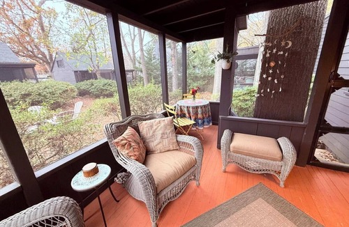 The Pines Cottage | Charming Cottage Club, Steps to Beach & Shops, Private Porch & Loft Bedroom!