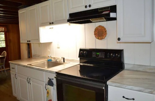 Calvin Cottage | Charming Cottage in the Woods, 5 min to EBT Railroad or Relax & Bird Watch