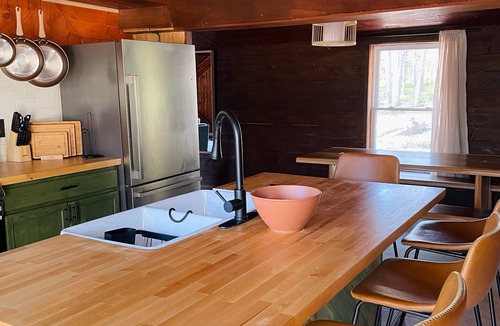 Smallwood Cottage | Charming Cottage with Jacuzzi, Fire Pit and Access to Nearby Lakes!