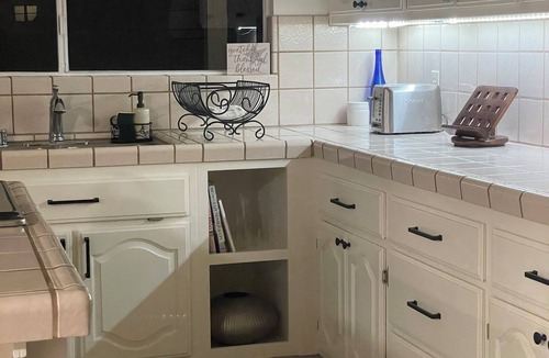 Trestle Glen Cottage | Charming Garden Cottage in Glenview – Walk to Cafés