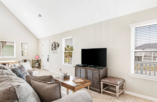 Toilla Segunda House | Charming home with high-speed WiFi & Gulf views - one block to beach!