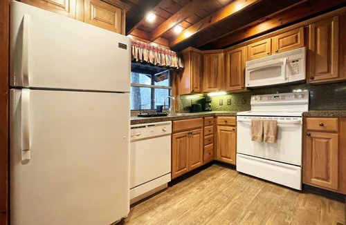 Reeders Cabin | Charming Lake Front Log Cabin with Fire Pit in the Poconos