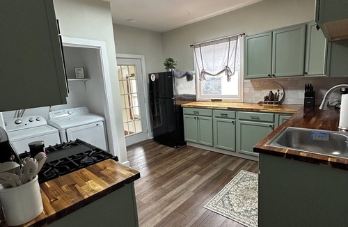Cortland Apartment | Charming Lincoln 4BR Apt
