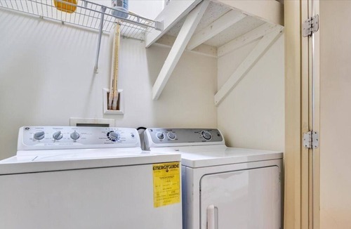 Lindridge-Martin Manor Apartment | Charming Loft w FREE parking