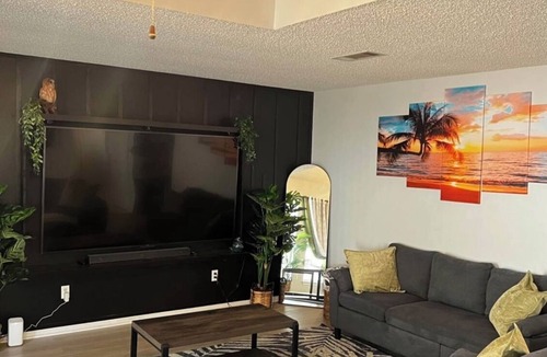 Niceville House | Charming master bedroom in a fully furnished 4 bedroom rental house in Niceville