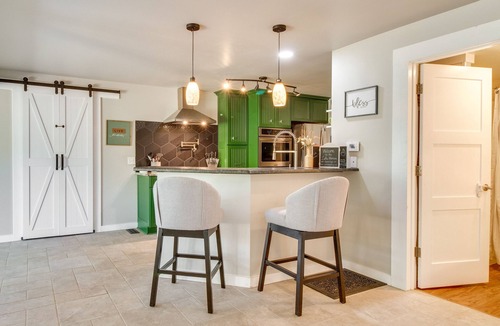 Mountain Home House | Charming Mountain Home Retreat: Walk to Marina!