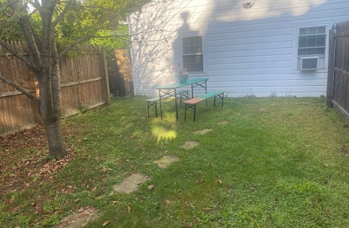 Beacon Cottage | Charming studio cottage with private fenced yard in the heart of Beacon