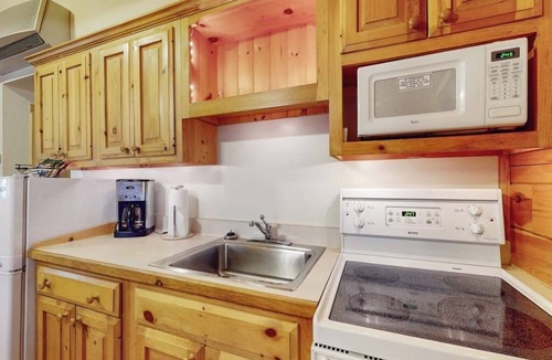 Northport Cabin | Charming two-bedroom dog-friendly cabin w/firepit, near outside activities