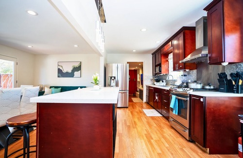 San Tomas House | Cheerful 3BR - Bar, Jacuzzi & Kids Treehouse