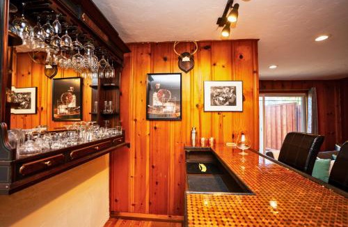 San Tomas Villa | Cheerful 3BR Bar, Jacuzzi & Kids Treehouse