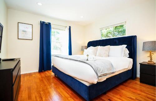 San Tomas Villa | Cheerful 3BR Bar, Jacuzzi & Kids Treehouse