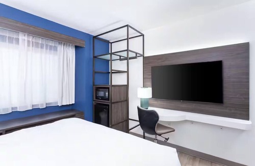 Clarion Hotel | Chic & Practical Room w/Breakfast Perfect for a Quiet Weekend Stay Near Stadium