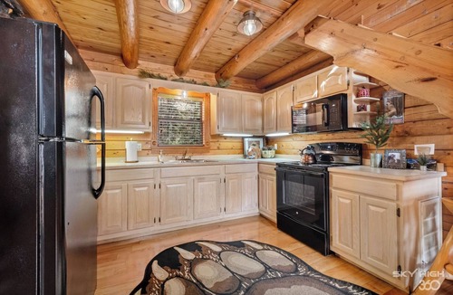 Eureka Springs Cabin | Cinnamon Valley - The Hideaway