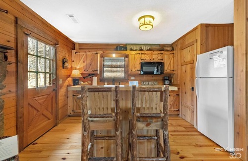 Eureka Springs Cabin | Cinnamon Valley - The Lake House