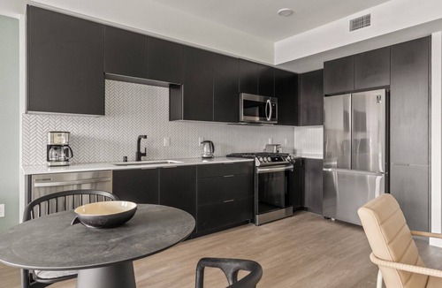 Emeryville Apartment | Classic Emeryville 1BR w/Pool, Gym & W/D, walk to Safeway, by Blueground
