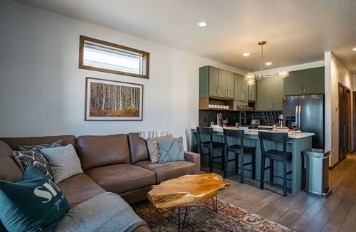 Snowshoe House | Coal Box: 3-bed, 3-bath house with hot tub in beautiful Sanctuary with ski out