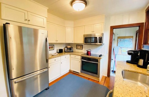The Pines Cottage | Coastal Charm Awaits: 3-Bed Main House & Cozy Guest House Steps from the Beach!