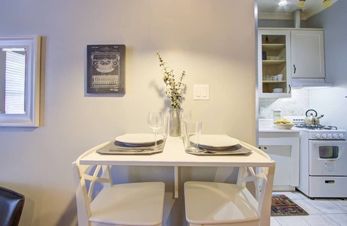 Midtown Apartment | Colonial-Inspired Stay: Near Arts, Music & History