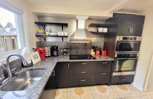 Herndon House | Comfortable 3 BDR/2.5 BATH TownHome near Dulles Airport, Metro, Fast WiFi