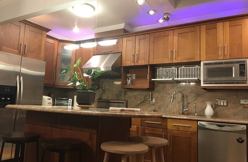 Parkside House | Contemporary 3bedrooms 2bathrooms in private top floor locates@safe neighborhood