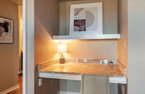Bentonville Apartment | Contemporary large 1BR, in unit Washer/Dryer, FREE parking with all amenities!