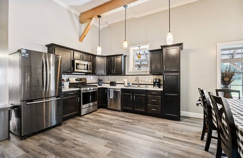 Brewer House | Country Farmhouse | Large Parking 4 bed/2 bath