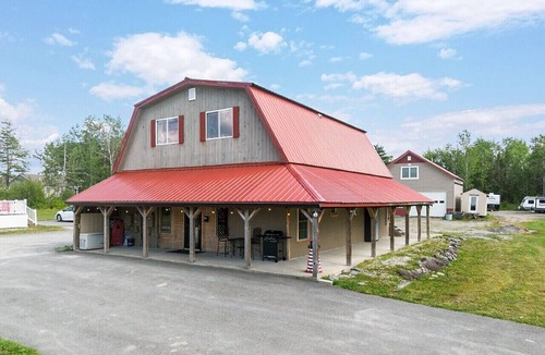 Brewer House | Country Farmhouse | Large Parking 4 bed/2 bath
