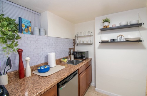 North Bergen Apartment | Cozy 1-bed home, steps to NYC & MetLife. Minutes to bus and ferry. Free parking.