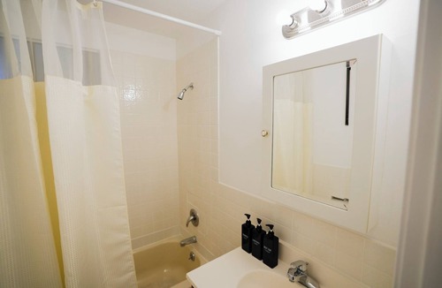 Russian Hill Apartment | Cozy 1-Bedroom Basement Apartment in North Beach, Steps from Iconic Landmarks