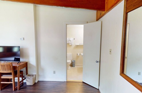Hamilton Hotel | Cozy 1-bedroom hotel room in awesome Hamilton - #327 Susquehanna