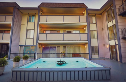 Bella Vista Condo | Cozy 1-bedroom Unit in Victorian style duplex w/WiFi, AC in welcoming Oakland