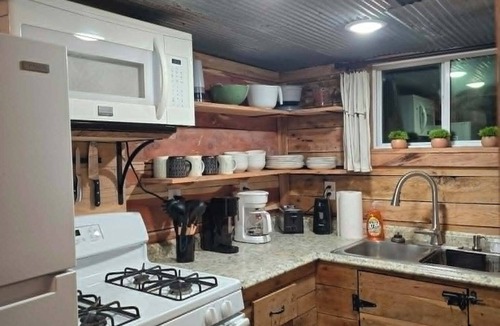 Marshall Cabin | Cozy 1-BR cabin with Kid's Loft, Hot Tub & Large Deck on Working Buffalo Farm