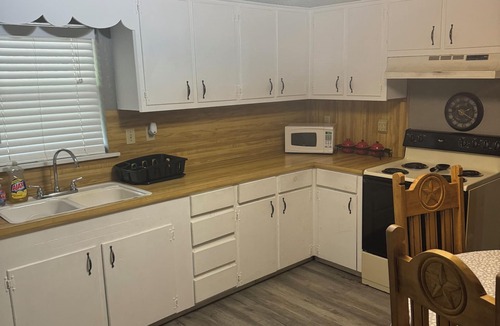 Murfreesboro Cabin | Cozy 2-bedroom cabin with WiFi, AC in charming Murfreesboro on Lake Greeson.