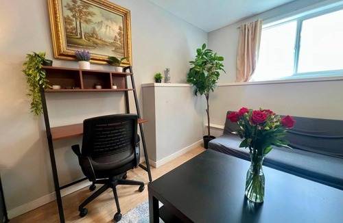 Russian Hill Apartment | Cozy 2-bedroom North Beach Basement Apartment in San Francisco Near Top Spots