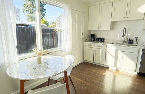 East Palo Alto House | Cozy 3-bedroom house w/BBQ, AC near Palo Alto, Stanford & Menlo Park