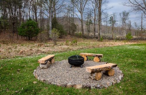 Benton House | Cozy 3BR Octagon Cabin-Near Ricketts Glen