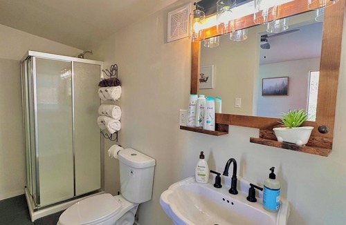 Julian Cottage | Cozy and Quiet Tiny House Cottage with Skylight 2 Minutes from Main Street
