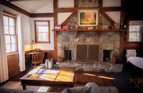 Raphine House | Cozy Cabin Hideaway | Minutes to Blue Ridge Parkway