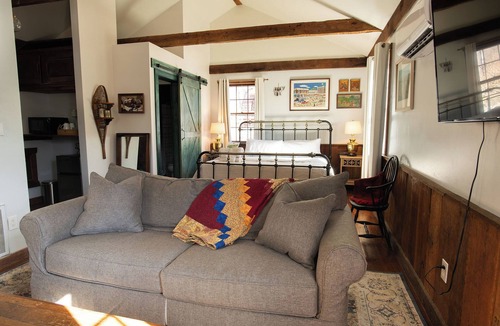 Raphine House | Cozy Cabin Hideaway | Minutes to Blue Ridge Parkway
