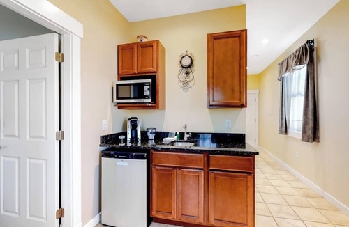 Northeast Harbor House | Cozy & Clean Second-Story Suite w/Kitchenette & Free WiFi - Walk to the Harbor