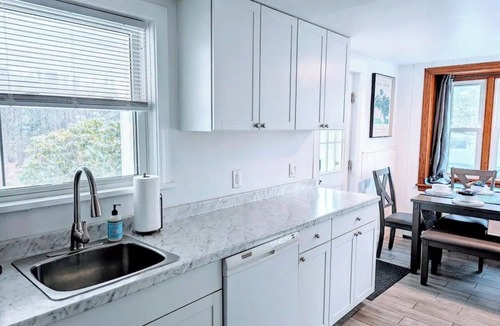Schenectady House | Cozy Cottage in Colonie