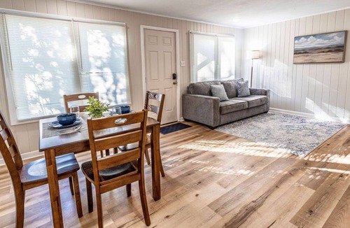 Mid America Cottage | Cozy Cottage with Coastal Vibe by Lake & Sam’s Pizza