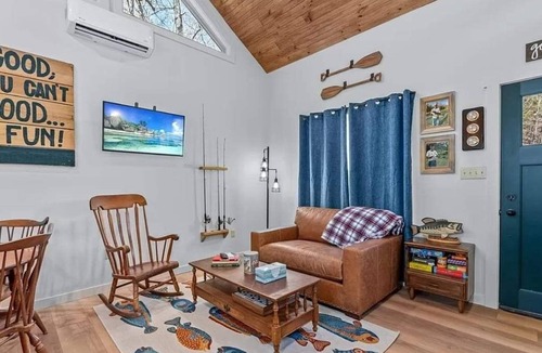 Cecil Cabin | Cozy dual-cabin experience on Washburn Mountain in peaceful Greenwood, Arkansas.