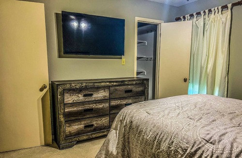 Van Buren House | Cozy getaway in the heart of town!