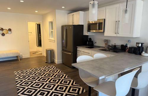Parkside House | Cozy Guesthouse with Modern Appliances & Private Patio