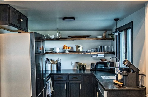 Portland Cottage | Cozy Lake-View Cottage for 4 · Wine Tasting Included · Pet Friendly