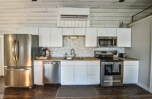 Birdeye House | Cozy, lakeside tiny home in Arkansas farm country