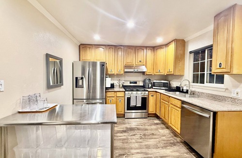 West Oakland House | Cozy Luxury 4bed townhomes in Oakland close to SF and Berkeley.