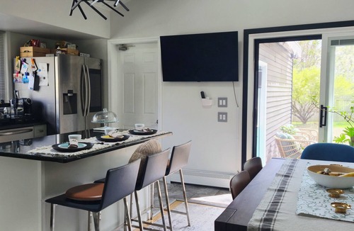 Clifton Park House | Cozy Modern Retreat
